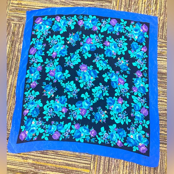 WOW POSHMARK - Authentic Gucci Scarf - Picture 4 of 16